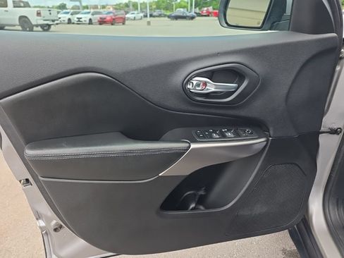 Used 2019 Jeep Cherokee Latitude Plus w/ Cold Weather Group AWD/4WD image 15