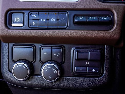 Used 2021 Chevrolet Tahoe High Country w/ Premium Package image 27