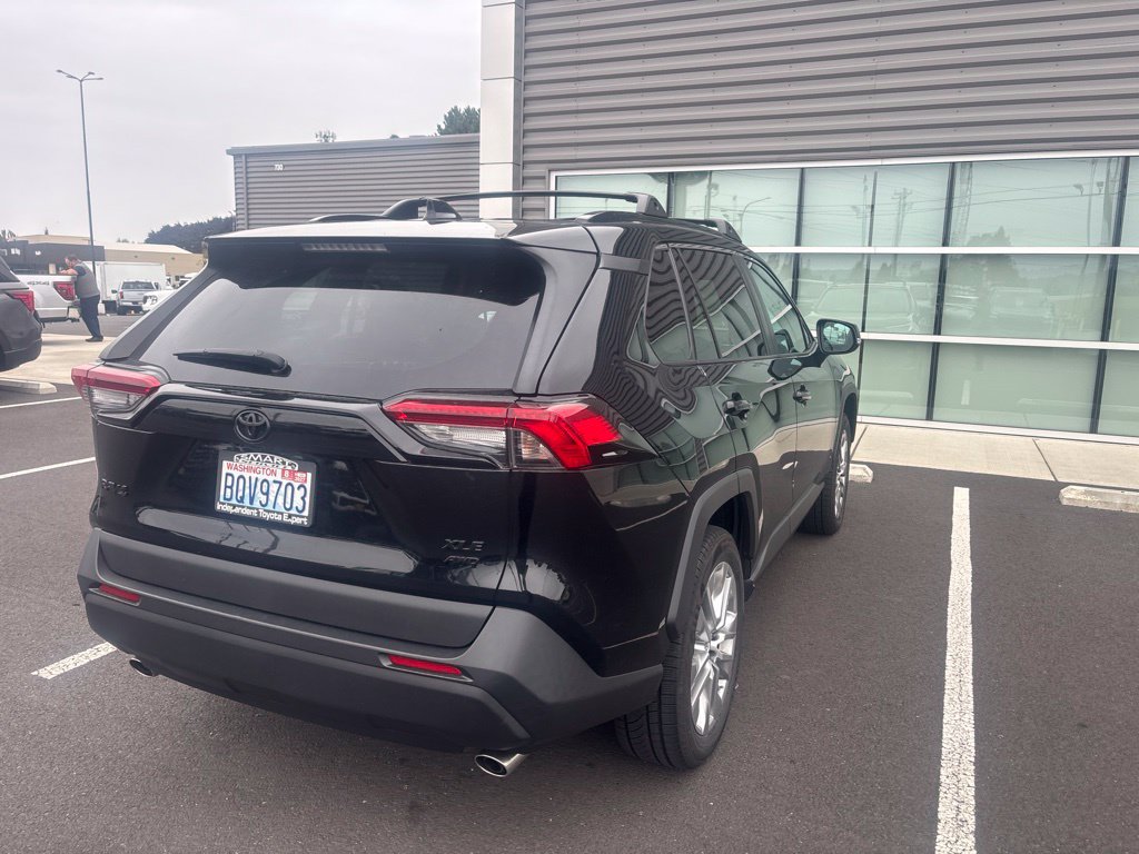 Used 2019 Toyota RAV4 XLE Premium w/ Cold Weather Package AWD/4WD image 5