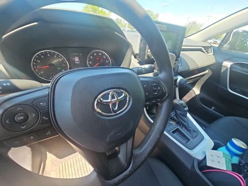 Used 2021 Toyota RAV4 LE FWD image 7