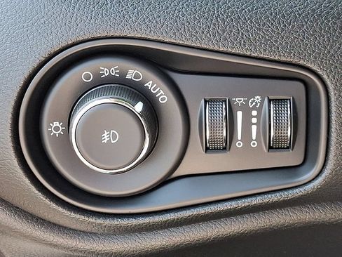 Used 2023 Jeep Renegade Latitude w/ Premium Group AWD/4WD image 29