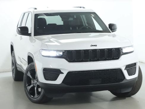 Used 2023 Jeep Grand Cherokee Altitude AWD/4WD image 2