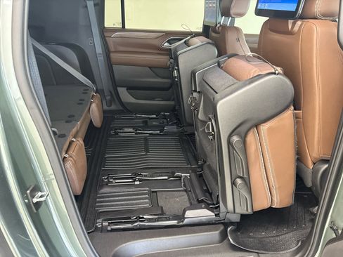 Used 2024 Chevrolet Suburban High Country AWD/4WD image 25
