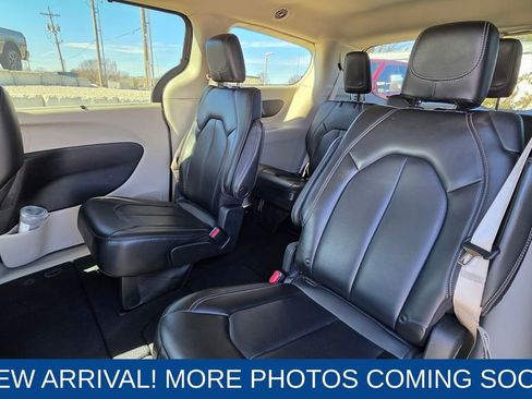 Used 2023 Chrysler Pacifica Touring-L image 13