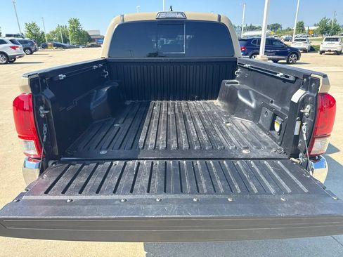 Used 2019 Toyota Tacoma TRD Off-Road AWD/4WD image 19