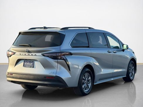 Used 2024 Toyota Sienna XLE image 7