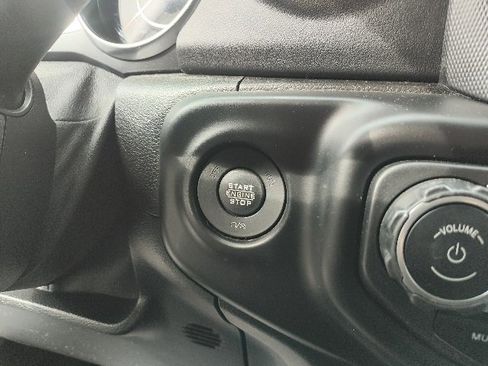 Used 2020 Jeep Wrangler Unlimited Sahara image 27