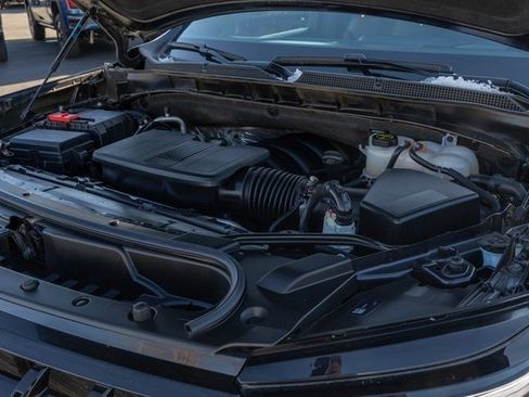 Used 2025 Chevrolet Suburban Z71 image 12