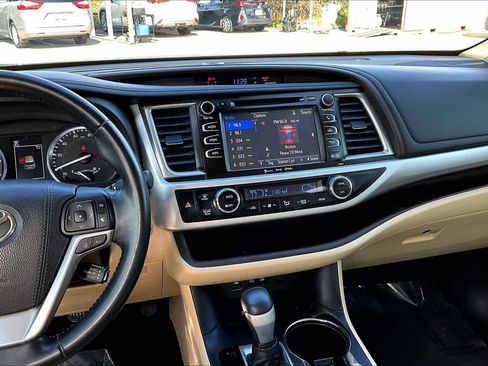 Used 2017 Toyota Highlander XLE image 6