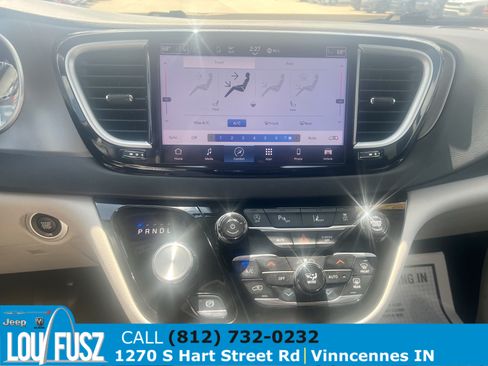 Used 2024 Chrysler Pacifica Touring-L FWD image 9