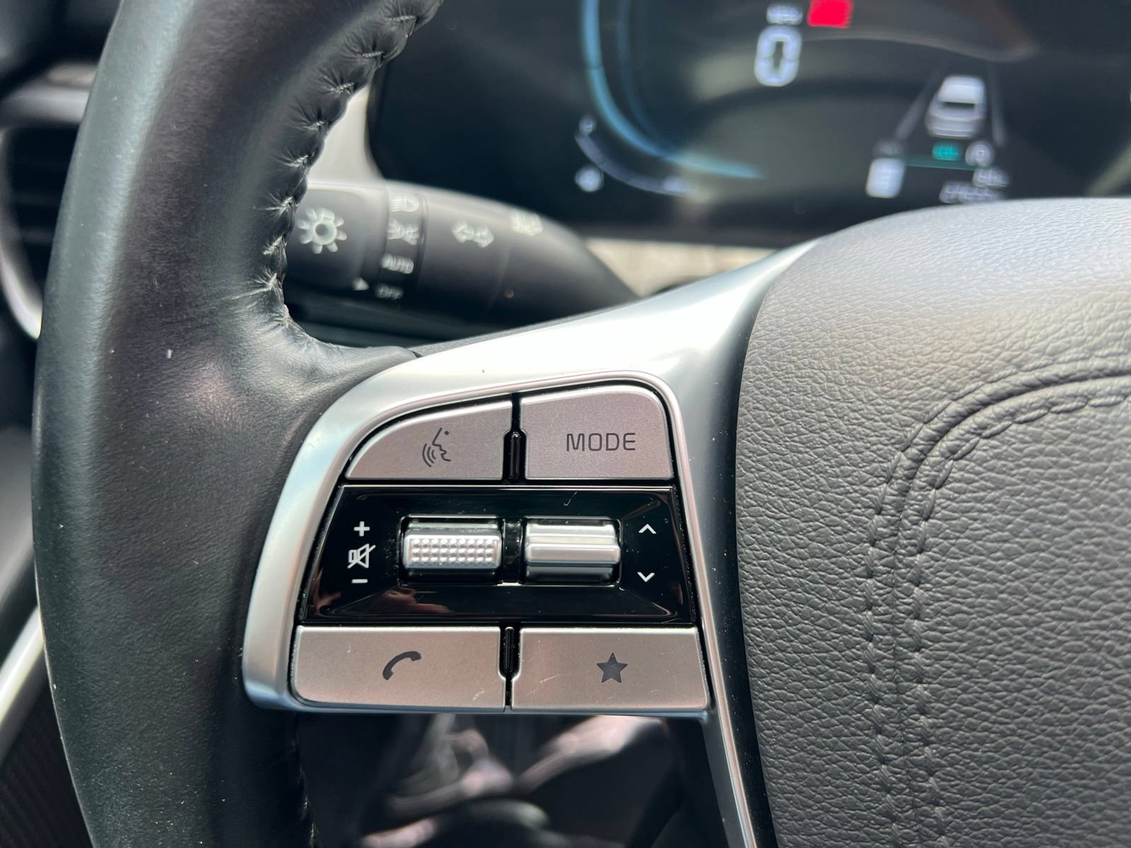 Used 2025 Kia Telluride EX w/ EX Captain's Chair Package FWD image 36