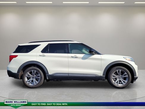 Used 2022 Ford Explorer XLT w/ Equipment Group 202A AWD/4WD image 2