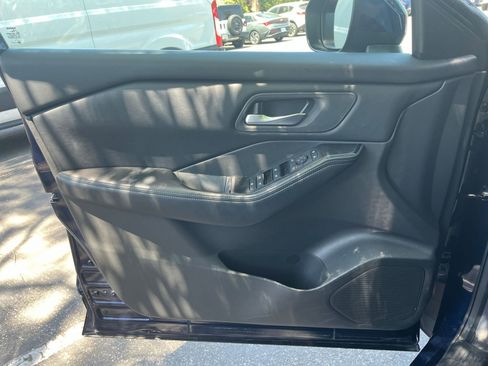 Used 2025 Nissan Rogue SV FWD image 18