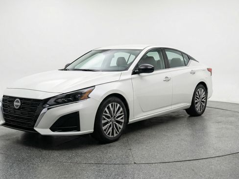 Used 2025 Nissan Altima 2.5 SV image 3