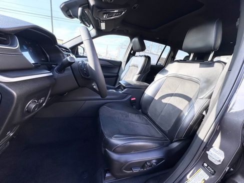 Used 2024 Jeep Grand Cherokee Altitude image 12