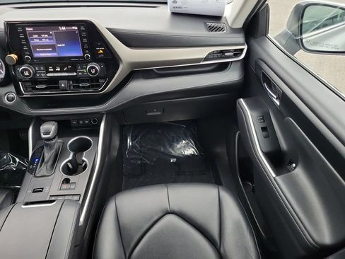 Used 2021 Toyota Highlander XLE FWD image 16