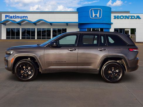 Used 2025 Jeep Grand Cherokee 4WD image 3