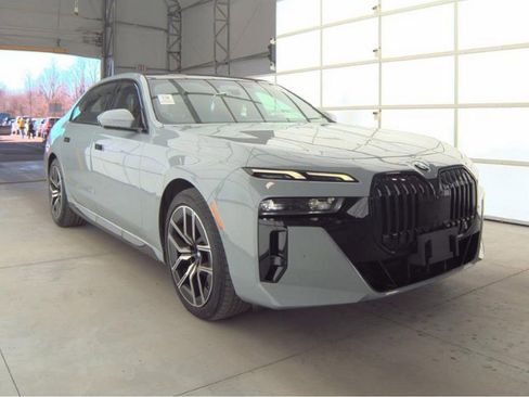 Used 2023 BMW 740i image 4