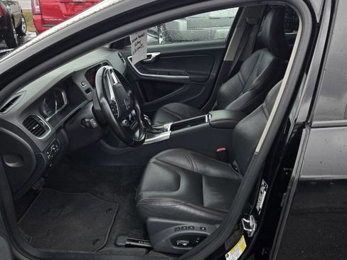 Used 2016 Volvo V60 T5 Cross Country image 2