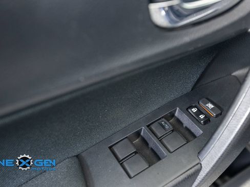 Used 2018 Toyota Corolla LE FWD image 12