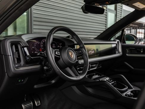 Certified 2025 Porsche Cayenne S w/ Premium Package Plus AWD/4WD image 4