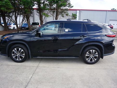 Used 2021 Toyota Highlander XLE FWD image 21
