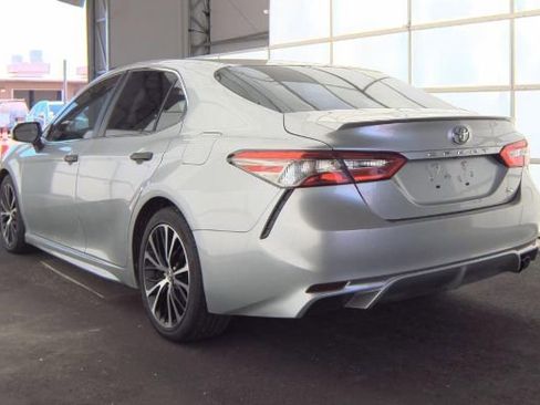 Used 2018 Toyota Camry SE FWD image 4
