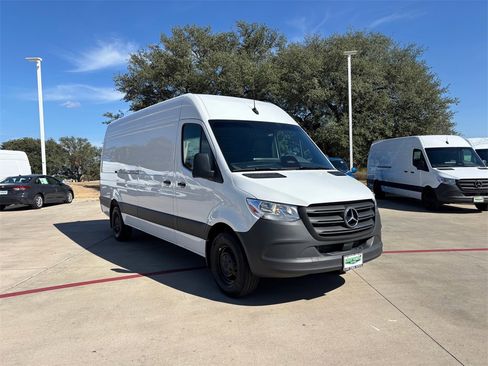Used 2025 Mercedes-Benz Sprinter 2500 image 7