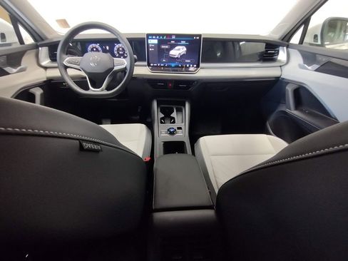 New 2025 Volkswagen Tiguan SE image 33