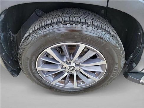 Used 2019 Toyota Highlander XLE image 11