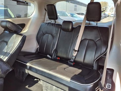 Used 2022 Chrysler Pacifica Limited image 9