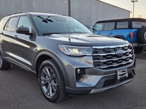 New 2026 Ford Explorer Active w/ Active Comfort Package image 2