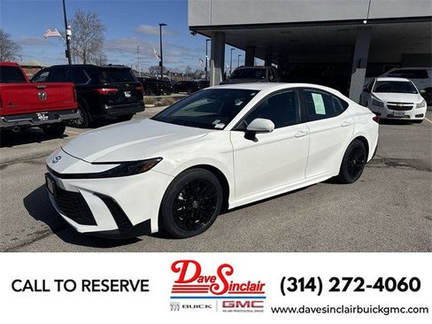 Used 2025 Toyota Camry SE image 1