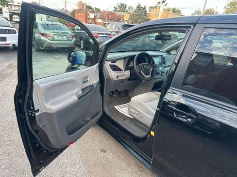 Used 2015 Toyota Sienna LE image 9