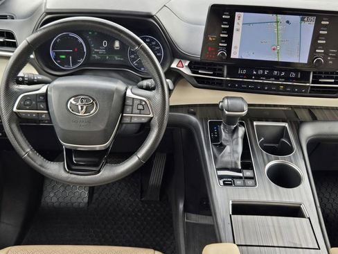 Used 2022 Toyota Sienna Limited FWD image 25