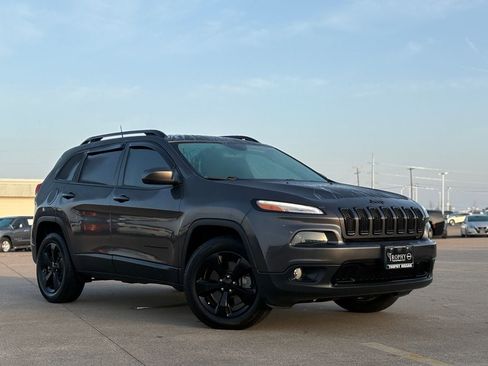 Used 2018 Jeep Cherokee Latitude w/ Altitude Package image 3