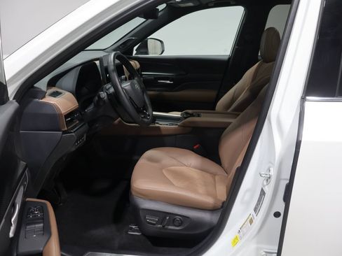 Used 2025 Toyota Grand Highlander AWD Hybrid image 10