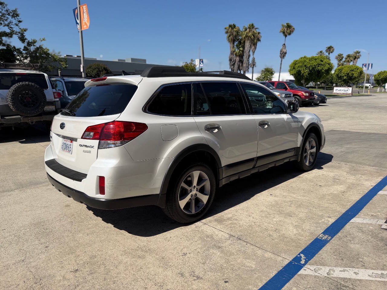 Used 2013 Subaru Outback 2.5i Limited w/ Special Appearance Pkg AWD/4WD image 11