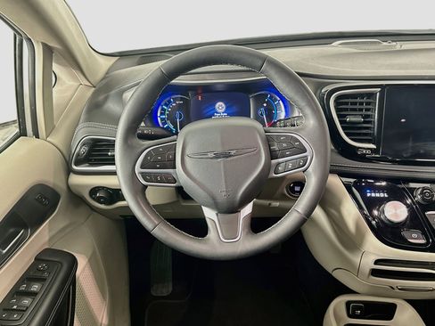 Used 2024 Chrysler Pacifica Limited FWD image 18