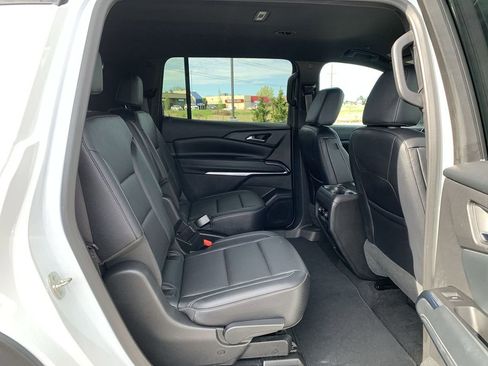 Used 2025 Chevrolet Traverse LT image 30