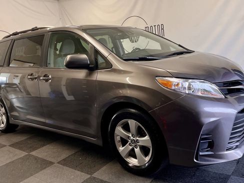 Used 2018 Toyota Sienna LE image 2