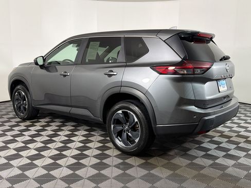 Used 2024 Nissan Rogue SV AWD/4WD image 2