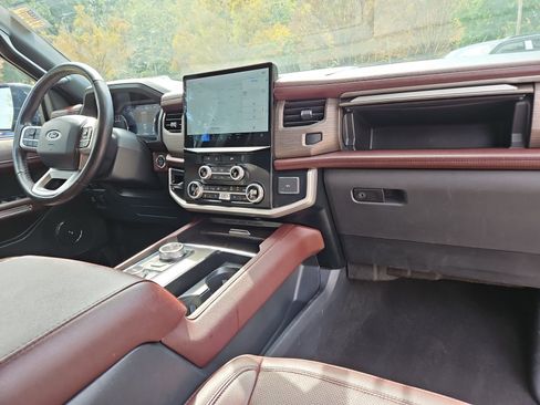 Used 2024 Ford Expedition Limited AWD/4WD image 16