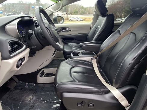 Used 2023 Chrysler Pacifica Touring-L image 13