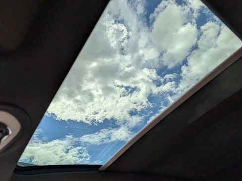 Certified 2025 Porsche Macan image 19