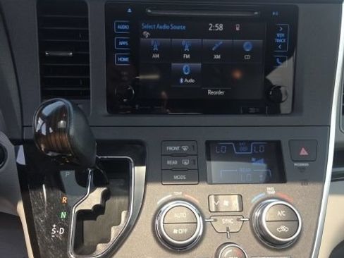 Used 2017 Toyota Sienna XLE w/ XLE Navigation Package FWD image 14