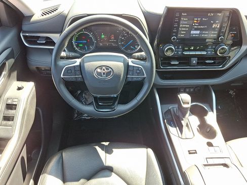 Used 2020 Toyota Highlander XLE AWD/4WD image 12