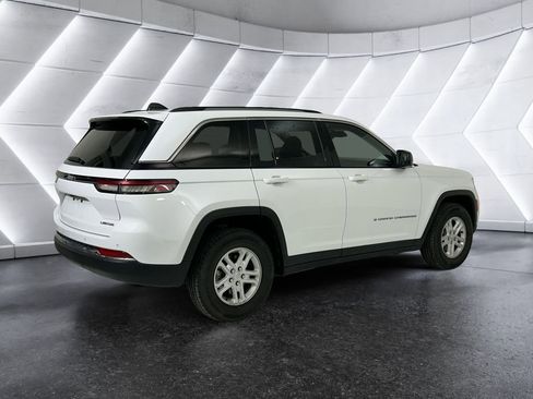 Used 2024 Jeep Grand Cherokee Laredo RWD image 4