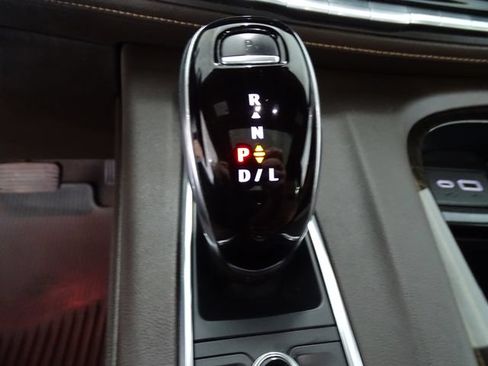 Certified 2022 Cadillac Escalade Premium Luxury AWD/4WD image 15