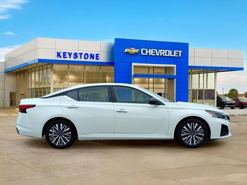 Used 2025 Nissan Altima 2.5 SV FWD image 8